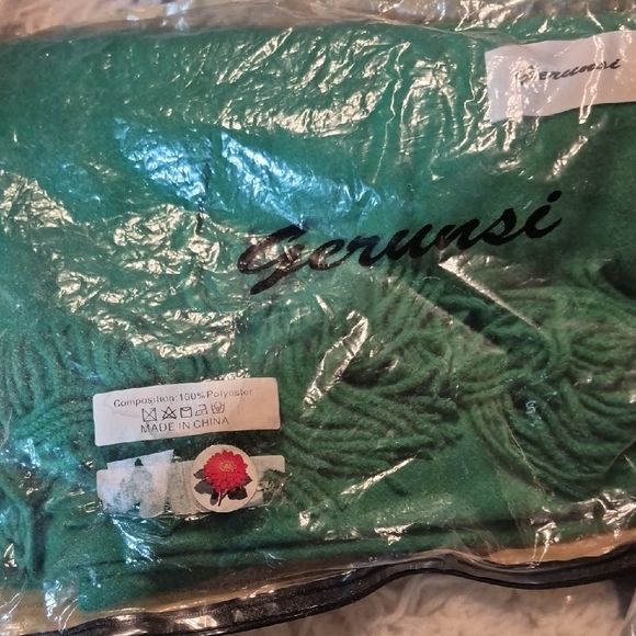 Elegant Green Scarf and White Hat Set - Picture 3 of 7